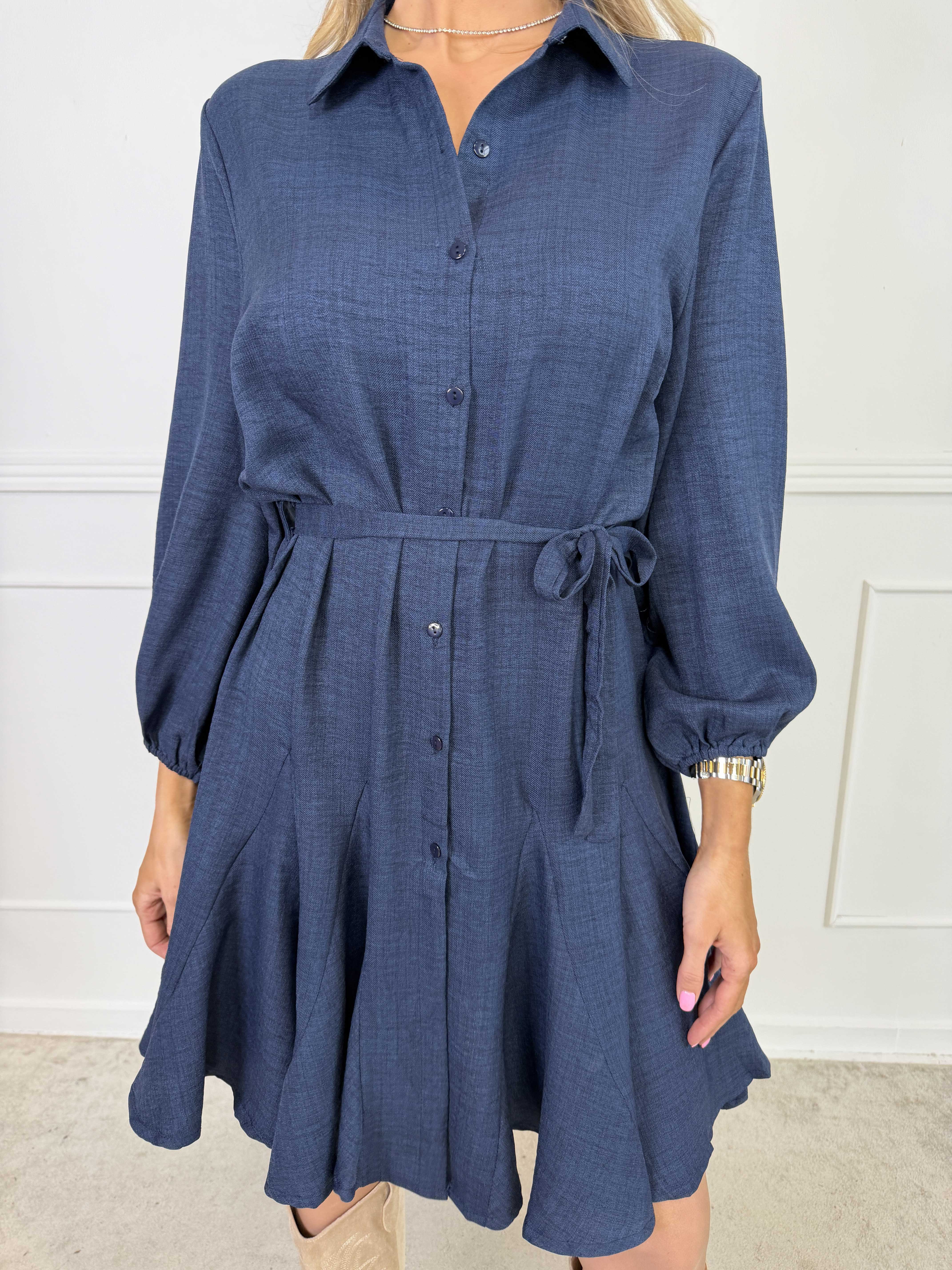 Pil - Sød skjortekjole med flæsekant forneden